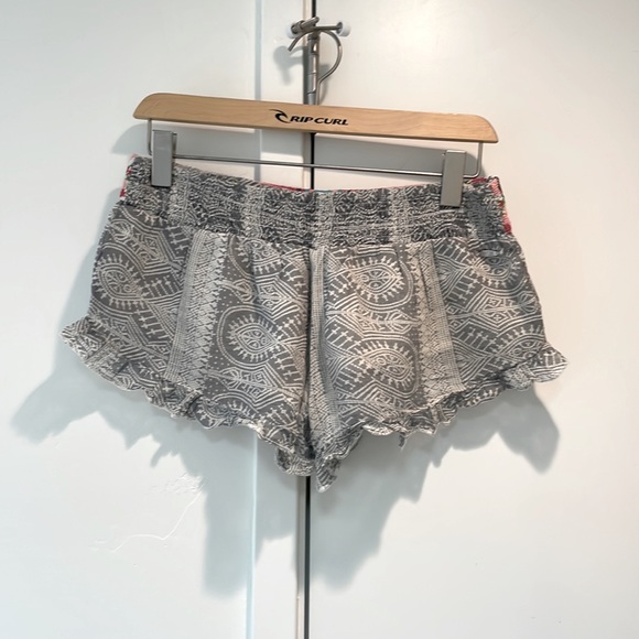 XS Embroidered Rip Curl Beach Shorts - Picture 8 of 8